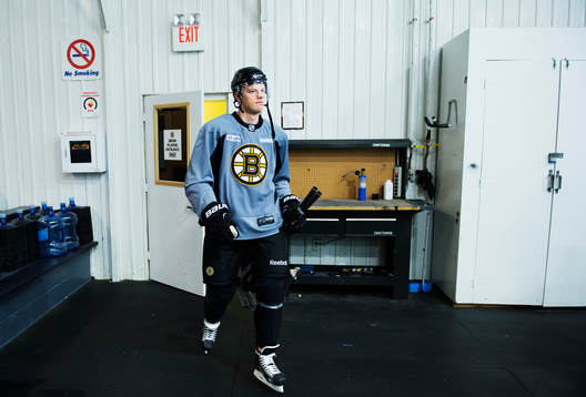 Carl Söderberg på väg in till Boston Bruins träning