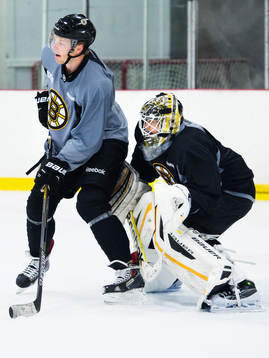 Carl Söderberg framför målvakten Niklas Svedberg