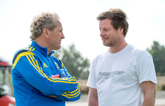 Sveriges förbundskapten Erik Hamrén samtalar med Stefan