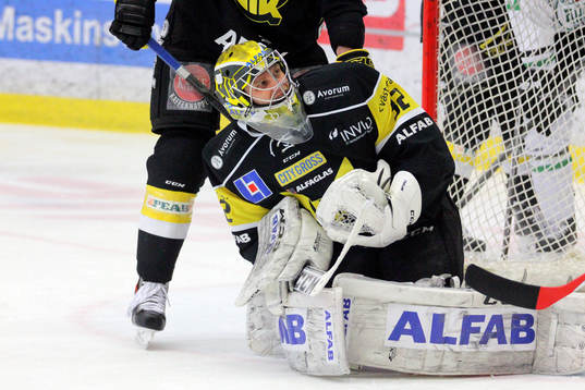 Västerås målvakt Jonas Fransson räddar ett skott