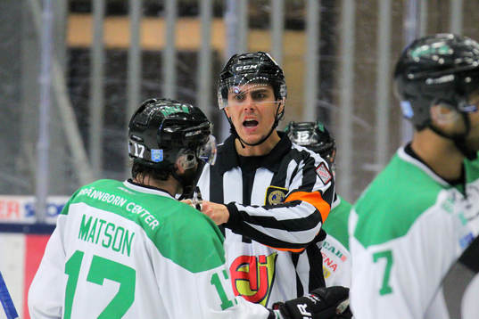 Matchens domare Peter Sabelström ger Rögles Taylor Matson