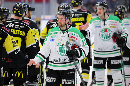 Rögles Jack Connolli tar i hand med Västerås Marcus