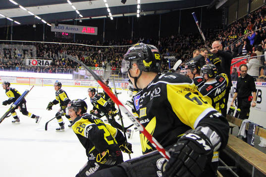Västerås spelare jublar
