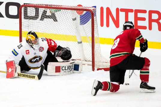 Frölundas Andreas Johnson har en chans mot Kärpäts