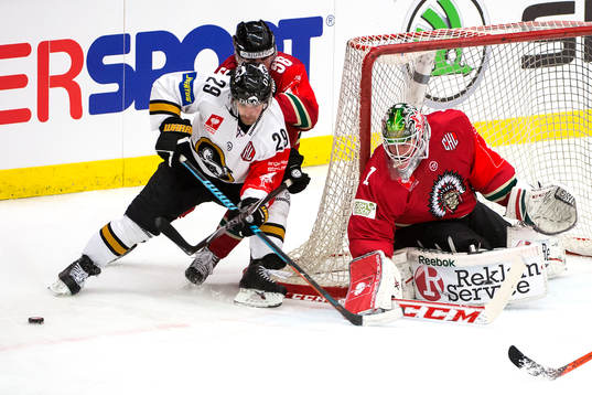 Kärpäts Mikko Alikoski och Frölundas målvakt Lars