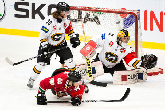 Kärpäts målvakt Tomi Karhunen och Adam Masuhr