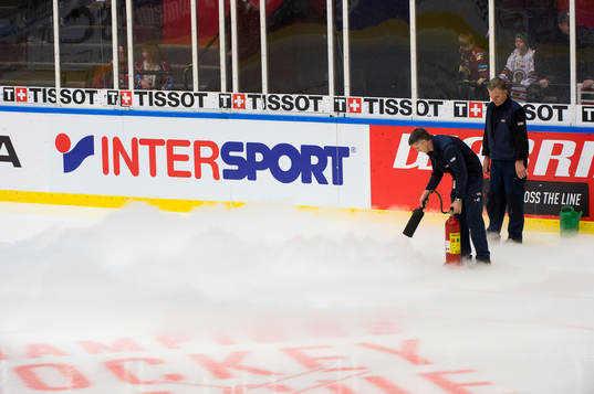 Problem med isen gör att spelet får brytas