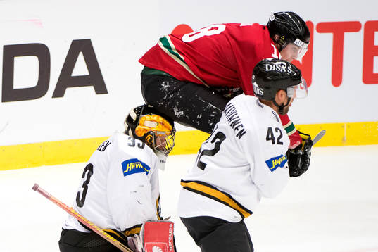Frölundas Anton Blidh sätter sig på Kärpäts målvakt