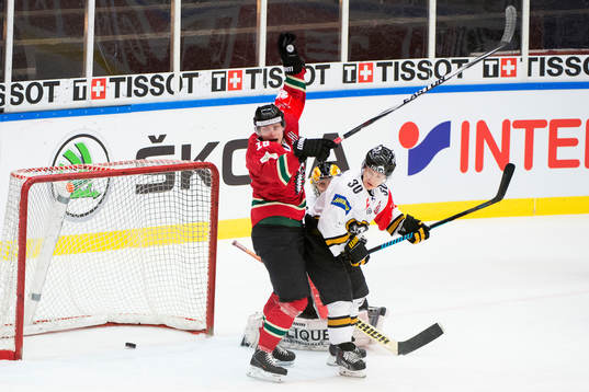 Frölundas Anton Blidh jublar framför Kärpäts Joonas