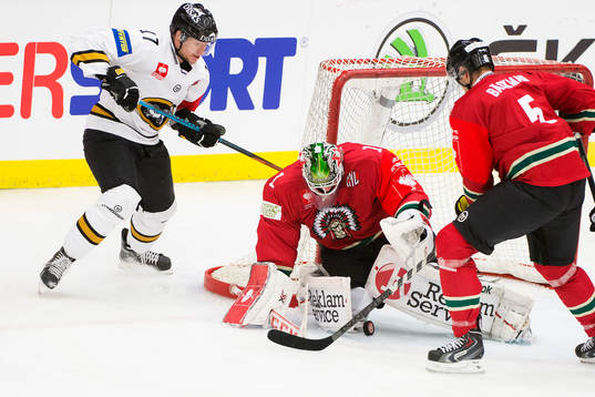 Frölundas målvakt Lars Johansson har koll på pucken