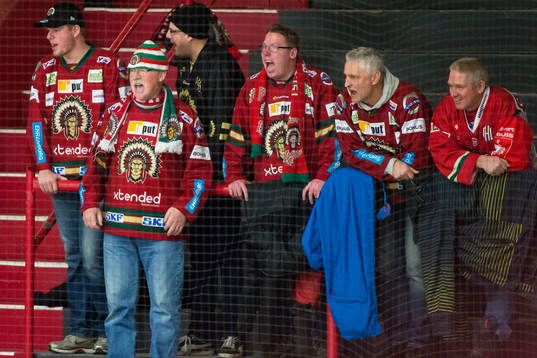 Några ur Frölundas klack håller ut hela matchen