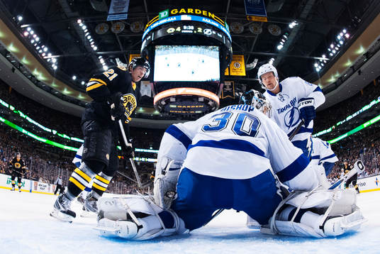 Bostons Loui Eriksson oroar framför Tampa Bays målvakt