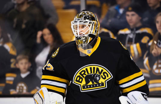 Bostons målvakt Niklas Svedberg på uppvärmningen