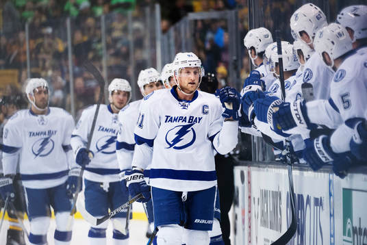 Tampa Bays Stevens Stamkos jublar med lagkamrater