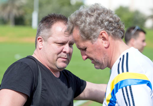 Roar Hansen, tränare Åtvidaberg samtalar med Sveriges