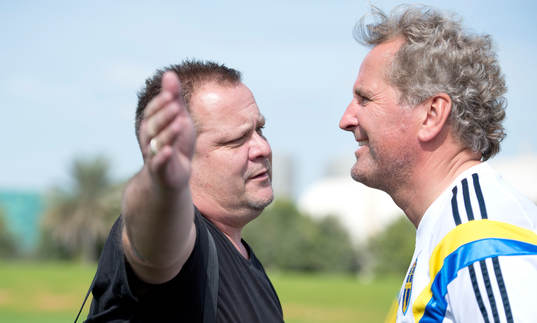 Roar Hansen, tränare Åtvidaberg samtalar med Sveriges