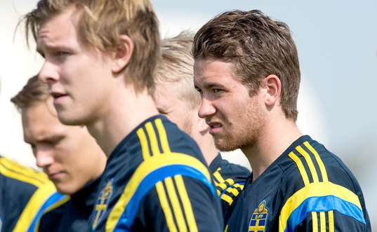 Sveriges Marcus Rohdén och Emil Krafth (förgrunden)
