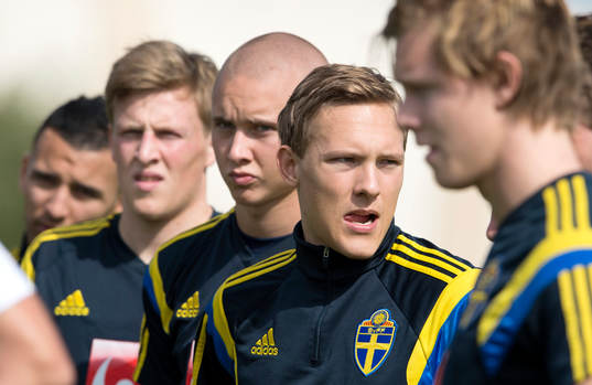 Sveriges Ludwig Augustinsson framför Sebastian Holmén och