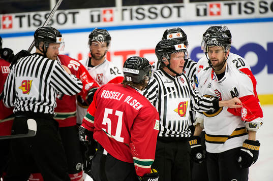 Frölundas Mats Rosseli Olsen i slagsmål med Kärpäts