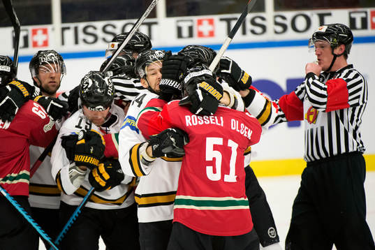 Frölundas Mats Rosseli Olsen i slagsmål med Kärpäts