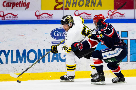 s Conny Strömberg uppvaktas av Södertäljes Mattias Beck