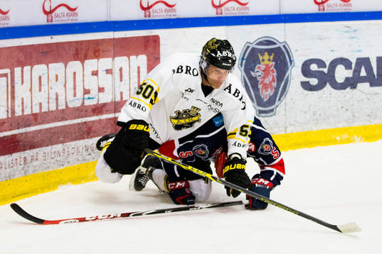 s Conny Strömberg trycker ner Södertäljes Simon Löf