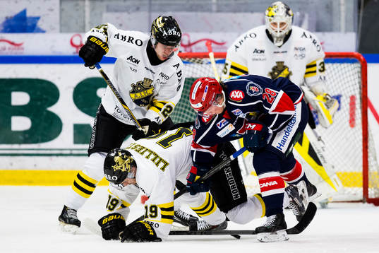 s Johan Andersson och David Lillieström Karlsson i kamp om