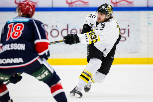 s Joakim Hagelin med ett skott