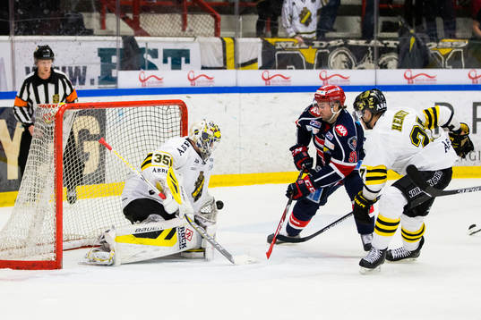 s målvakt Robin Rahm får hjälp av AIK:s Jordan Hendry
