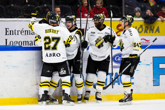 s Joakim Hagelin (ej i bild) jublar