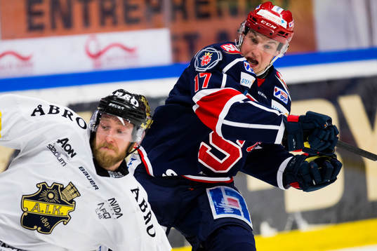 s Nils Bäckström dras omkull av Södertäljes Jonas
