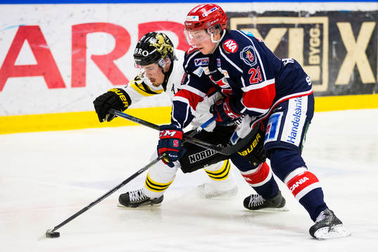 s David Lillieström Karlsson i kamp om pucken med