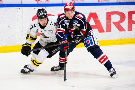 s David Lillieström Karlsson i kamp om pucken med
