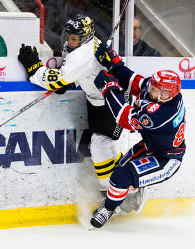 s Oliver Kylington bjuds på en tackling av Södertäljes
