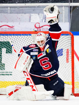 Södertäljes målvakt Cristoffer Bengtsson fångar pucken