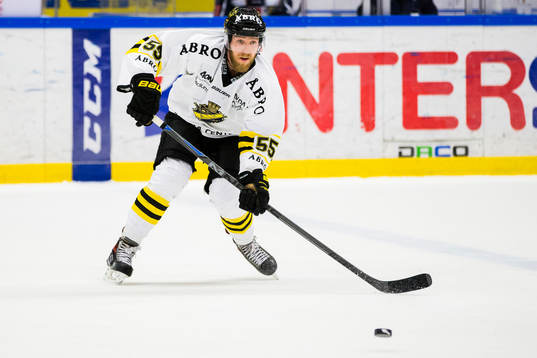 s Nils Bäckström med pucken