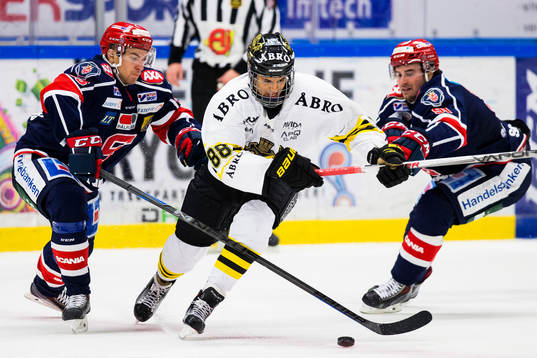 s Oliver Kylington tar sig fram mellan Södertäljes