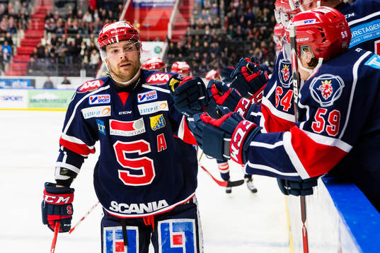 Södertäljes Michal Gulasi gratuleras av sina lagkamrater