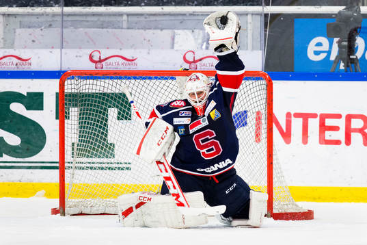Södertäljes målvakt Cristoffer Bengtsson fångar pucken