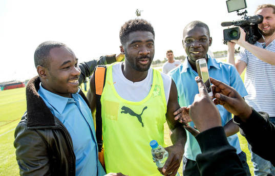 Elfenbenskustens Kolo Touré träffar supportrar