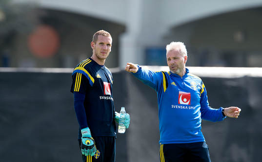 Sveriges målvakt Robin Olsen och målvaktstränare Lasse