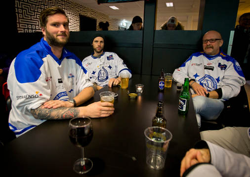 Leksandssupportrar dricker öl innan ishockeymatchen i SHL