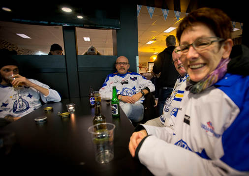 Leksandssupportrar dricker öl innan ishockeymatchen i SHL