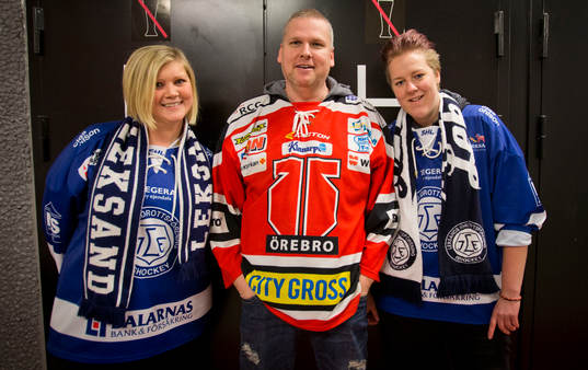 Örebro och Leksandssupportrar innan ishockeymatchen i SHL