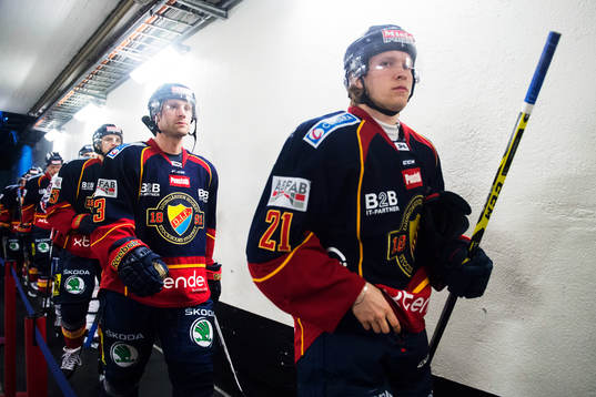 Djurgården Marcus Nilson bakom Nicklas Heinerö  är på