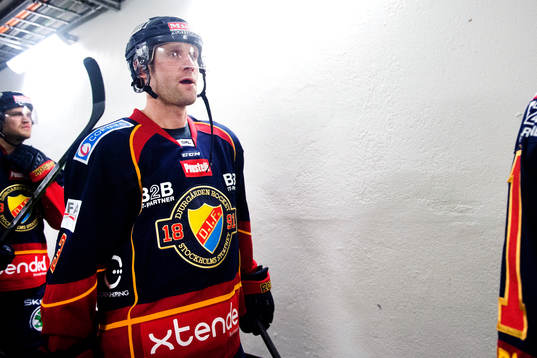Djurgården Marcus Nilson är på väg in för uppvärmning