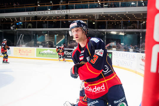 Djurgården Marcus Nilson värmer upp