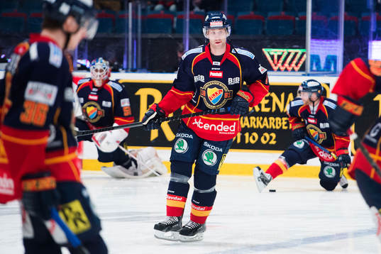 Djurgården Marcus Nilson värmer upp