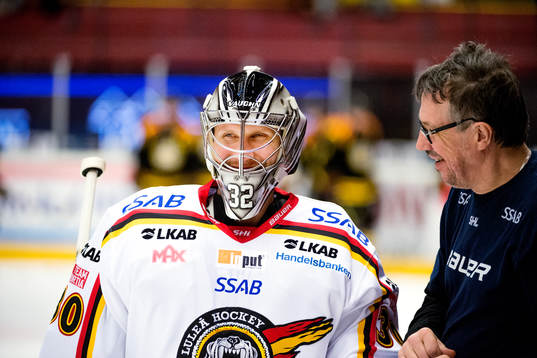 Luleås målvakt Niko Hovinen före ishockeymatchen i SHL