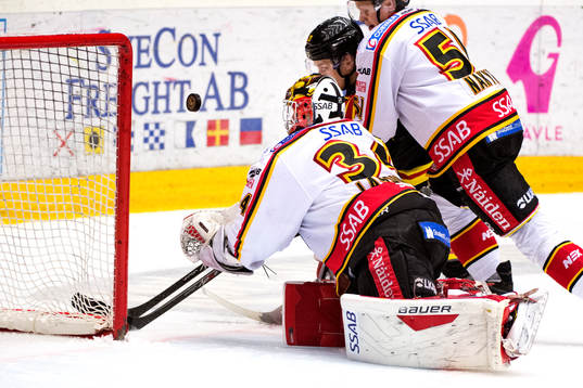 Luleås målvakt Joel Lassinantti har inte koll på pucken
